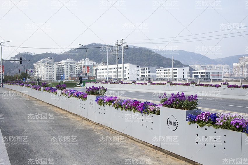 道路花箱護(hù)欄廠家靠譜嗎？