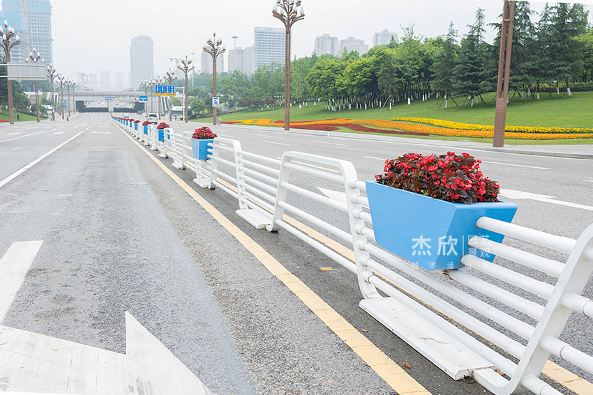 哪些道路護(hù)欄花箱值得選？